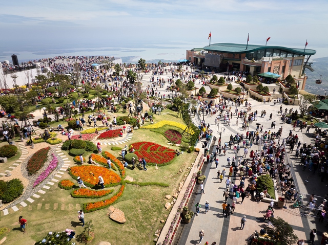 Điều gì khiến núi Bà Đen đón lượng khách kỷ lục trong tháng Giêng? - Ảnh 2.